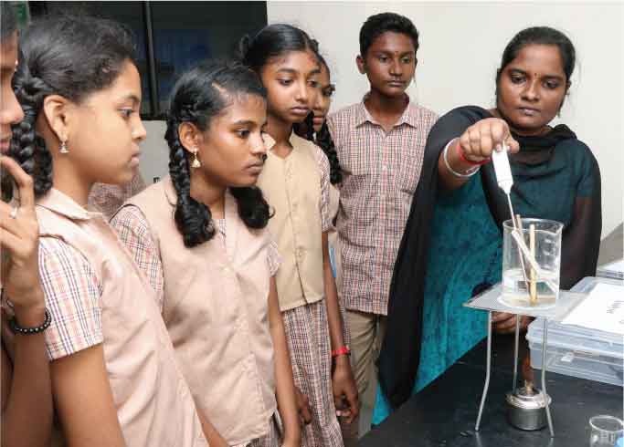 Students in laboratory- L&T Construction