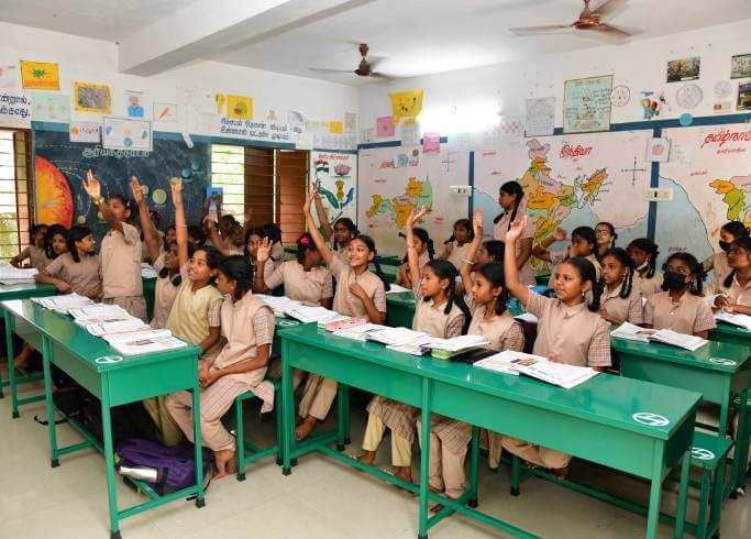 Students in laboratory- L&T Construction